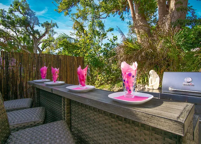 Beach Cottage With Heated Pool Just Off Siesta Key
